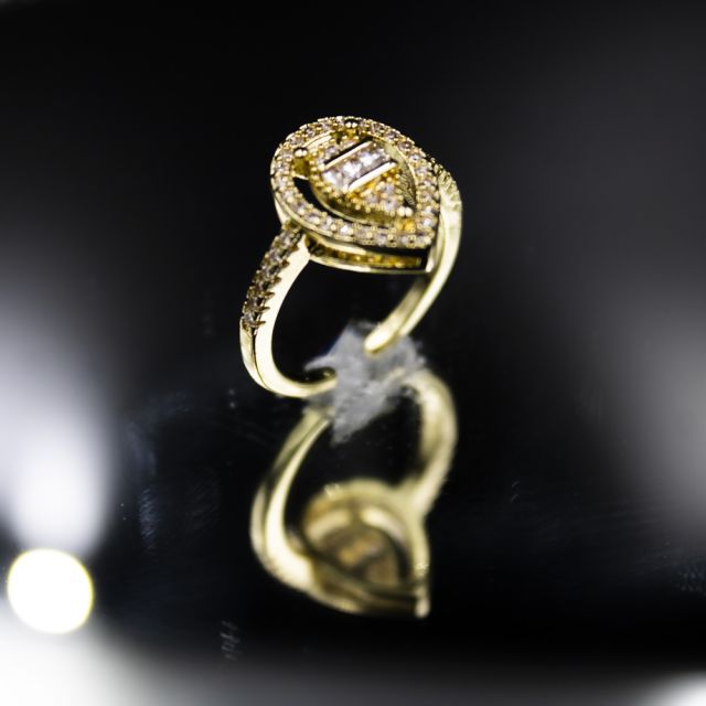 خاتم ذهبي أنيق بتصميم دمعة مزين بالزركون