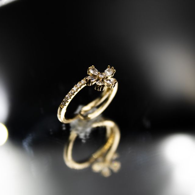 خاتم ذهبي أنيق بتصميم وردة مرصعة بالزركون